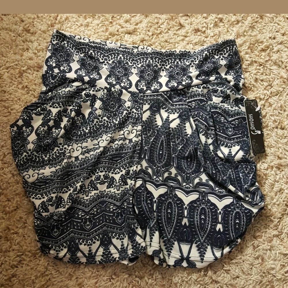 Floral dressy print shorts w pockets L/XL